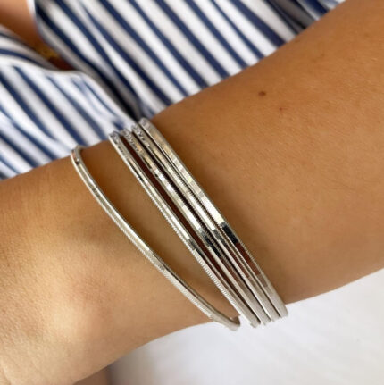 gümüş ajda bilezik, 925 ayar gümüş bilezik, parlak gümüş bilezik, çoklu bilezik, zarif gümüş takı, kadın bilezik modelleri, gümüş bilezik seti, hediye takı, modern bilezik, günlük takı