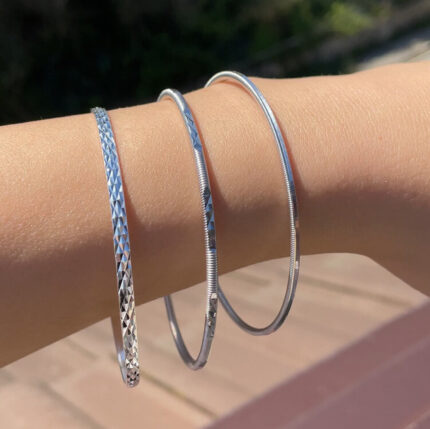 gümüş bilezik, bangle seti, minimalist takı, dokulu bilezik, kadın aksesuarı, 3'lü bilezik, şık bangle, gümüş takı seti, geometrik desenli bilezik, zincirli bilezik, hediyelik takı