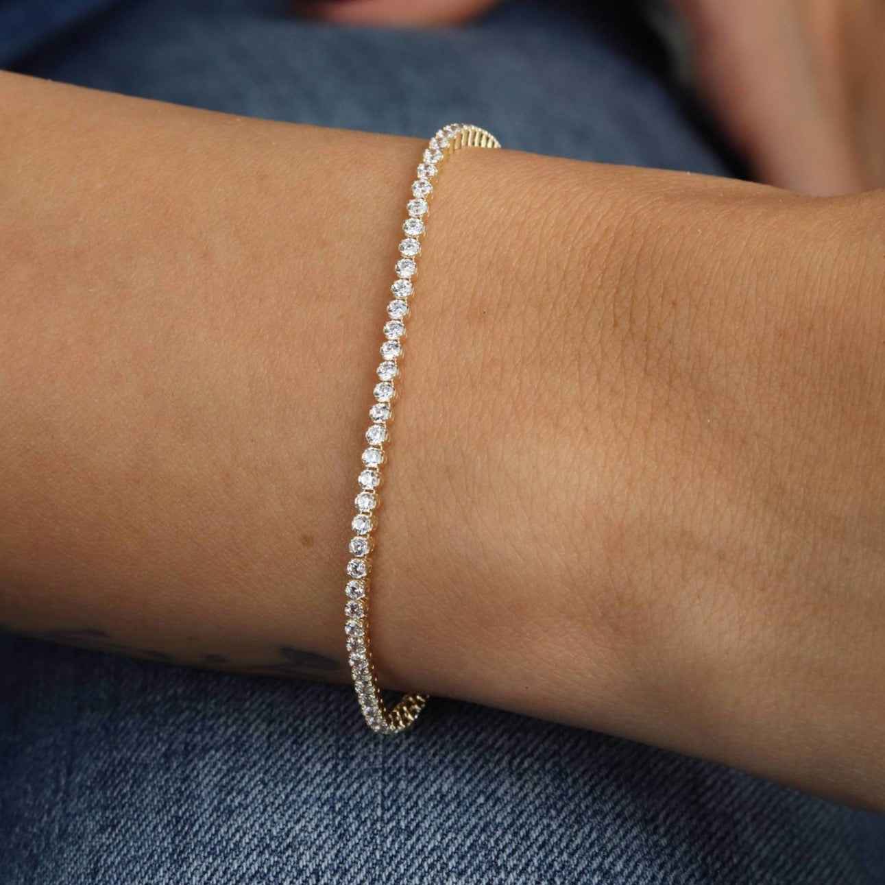 Altın Su Yolu Bileklik ve Taşlı Bileklik: Estetik Farklılıkların Analizi