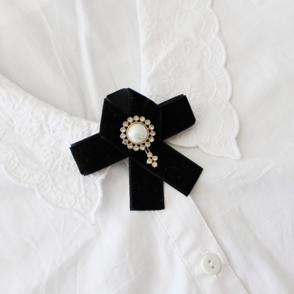 Klasik Kadın Yaka Broşu ve Modern Tasarımlar: Tarz Farkları