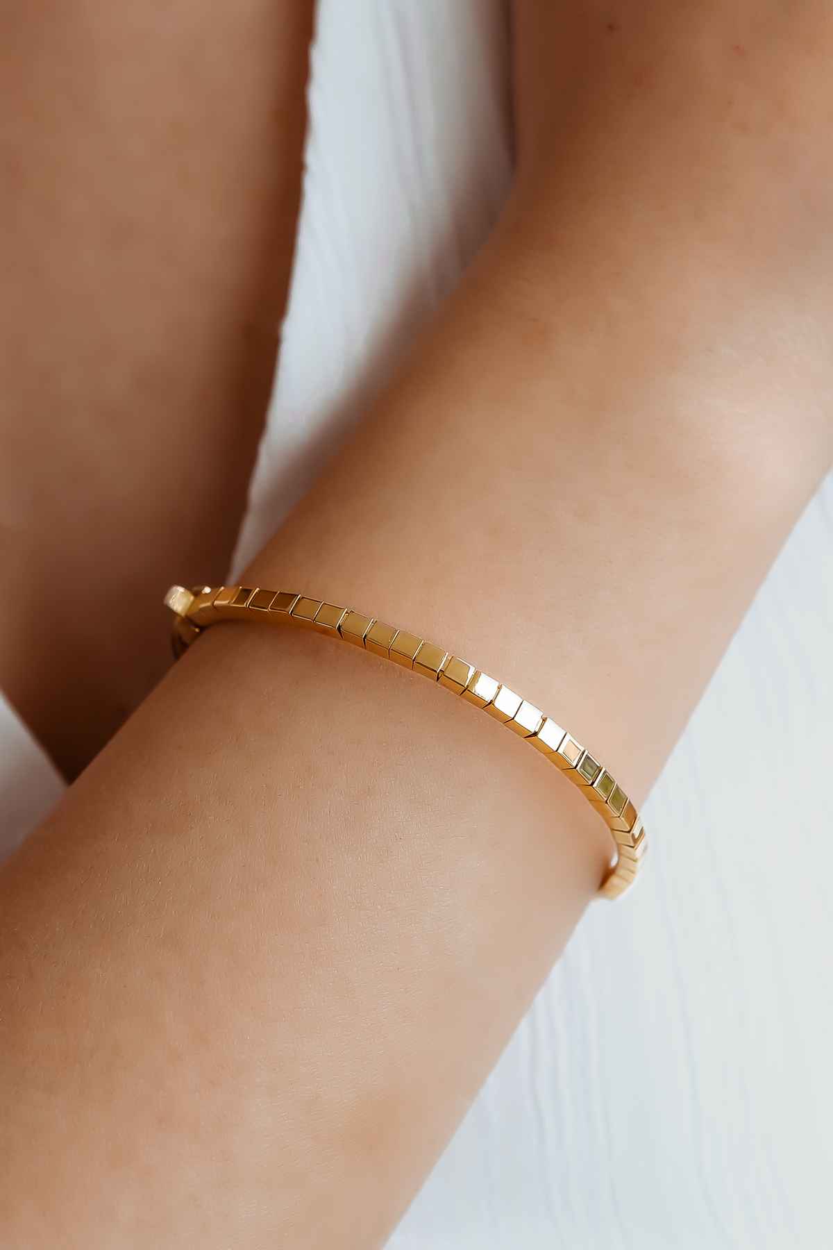 Altın Bileklik mi, Bilezik mi? Hangisi Daha Uygun?