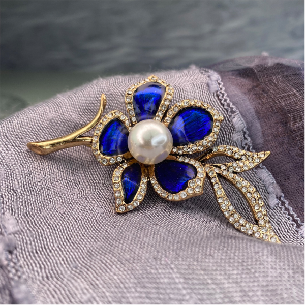 Broş Nasıl Doğru Şekilde Kombinlenir?