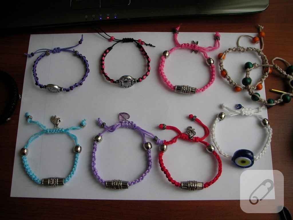 Evde Kolayca Yapabileceğiniz Bileklik Modelleri Evde Kolayca Yapabileceğiniz Bileklik Modelleri