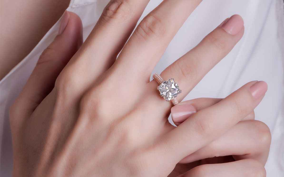 Evlilik Yüzüğü Hangi Ele Takılır? Hangi El ve Parmak En Uygun?