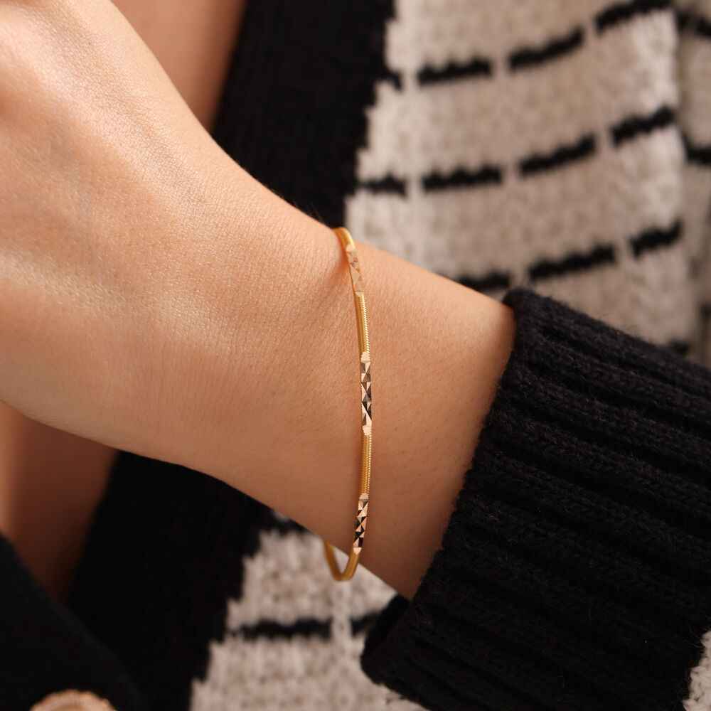 Farklı ayar ve ağırlıklarda üretilen Ajda bilezikler