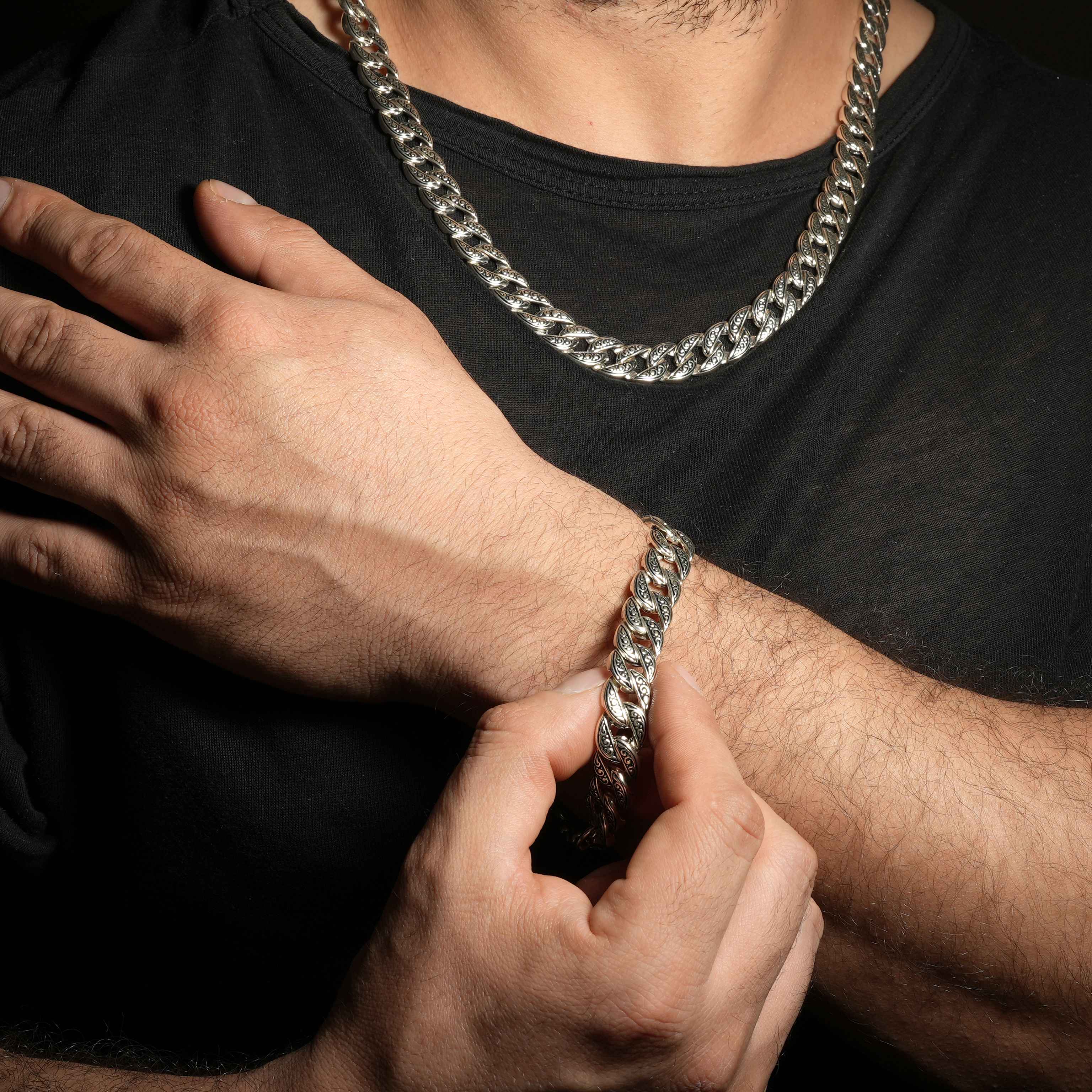 Güçlü Stiller: Erkek Bileklikler ile Tarzınıza Güç Katın