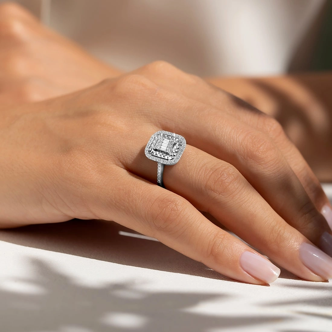 Zarif ve Modern: Altın Baget Yüzük ile Fark Yaratın